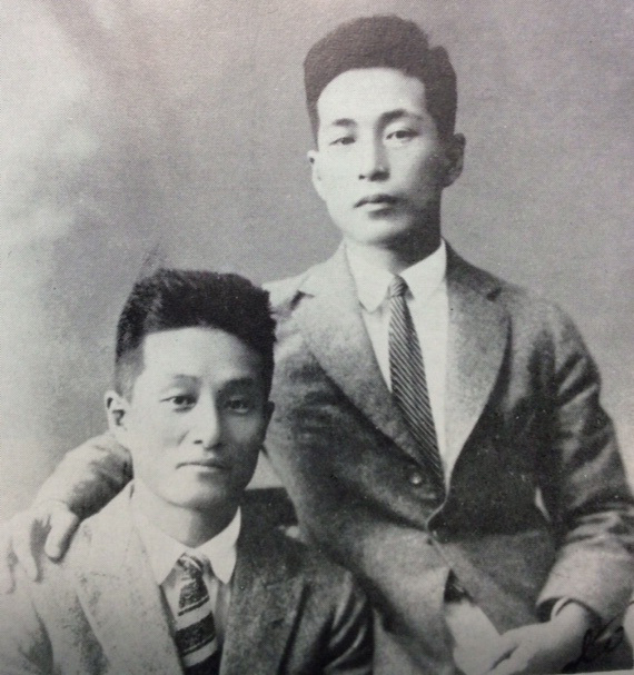1922年、満鉄入社の記念に兄(左)と