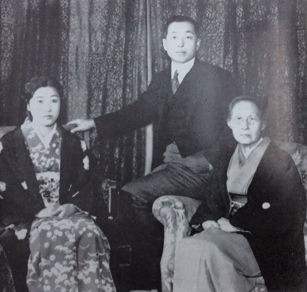 1938年、満鉄大連本社総裁室弘報課長時代に家族と